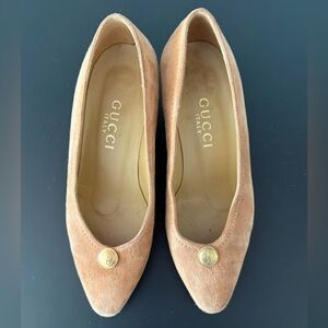 Gucci Suede Round Toe Pump Low Heel
Italian Size 2 1/2 = 5 1/2 US
Carmel Color